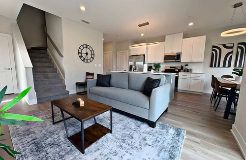 Warrenville Apartamento | Modern 4BR Townhouse w/ Parking & Lake Views