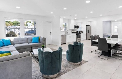West Hollywood Casa | Modern 5/2 -Heated POOL. GRILL. Big backyard