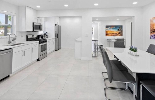 West Hollywood Casa | Modern 5/2 -Heated POOL. GRILL. Big backyard