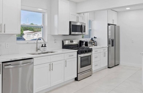 West Hollywood Casa | Modern 5/2 -Heated POOL. GRILL. Big backyard