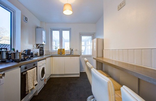 Colchester Casa | Modern 5 Bed 3 Bath House in Colchester