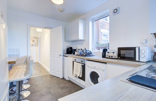 Colchester Casa | Modern 5 Bed 3 Bath House in Colchester