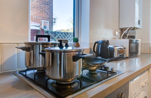 Colchester Casa | Modern 5 Bed 3 Bath House in Colchester