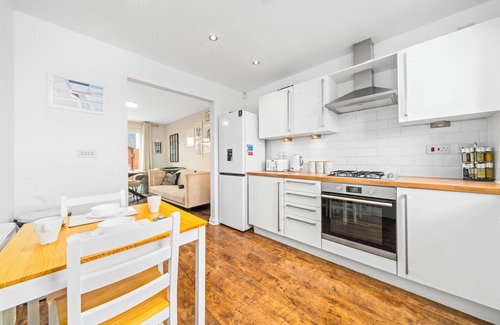 East End Casa | Modern 5 Bed Townhouse with Free Parking