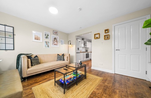 East End Casa | Modern 5 Bed Townhouse with Free Parking