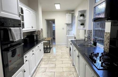 Erdington Casa | Modern 5 bedroom | Close to M6 | Fast Wi-Fi
