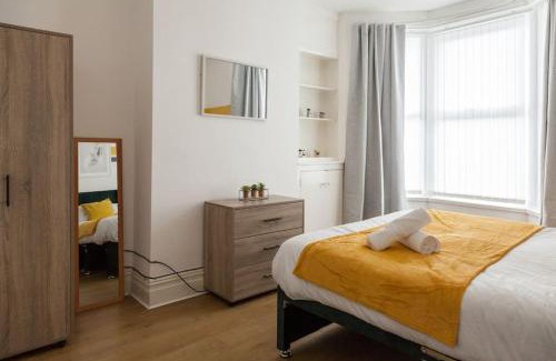 Wallasey Apartamento | Modern 5-Bedroom House with 8 Beds, Perfect for Contractors, Extended Stay Savings