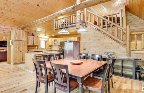 Necedah Cabina | Modern 5-Bedroom Log Cabin - 1/2 mile to Castle Rock Lake – 30 Mins to the Dells