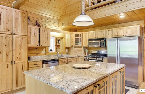 Necedah Cabina | Modern 5-Bedroom Log Cabin - 1/2 mile to Castle Rock Lake – 30 Mins to the Dells