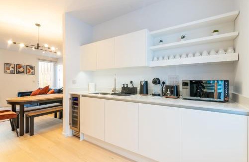 Cribbs Causeway Casa | Modern 5 Bedroom Town House with off St Parking