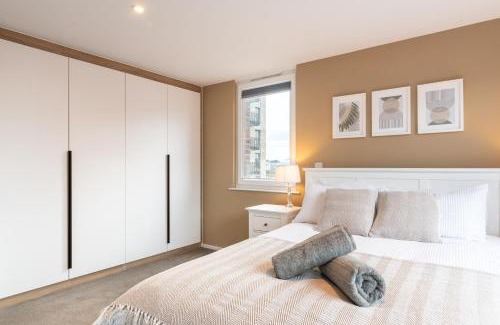 Cribbs Causeway Casa | Modern 5 Bedroom Town House with off St Parking