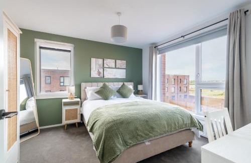Cribbs Causeway Casa | Modern 5 Bedroom Town House with off St Parking