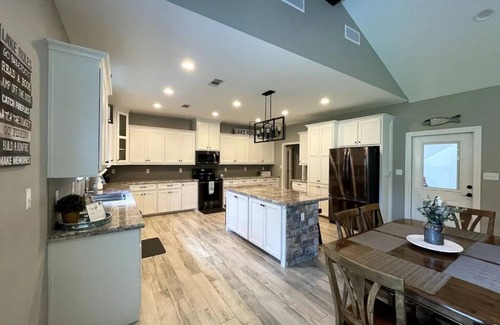 Zavalla Casa | Modern 5-BR Lake House w/ Covered Parking