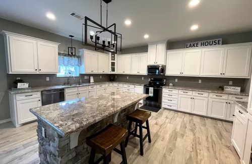 Zavalla Casa | Modern 5-BR Lake House w/ Covered Parking