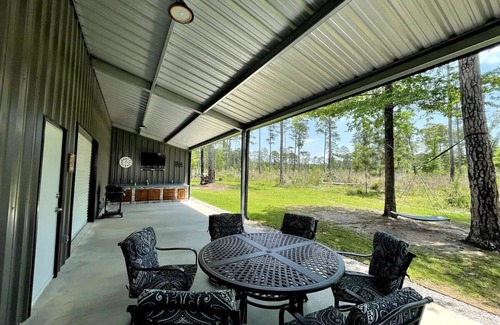 Zavalla Casa | Modern 5-BR Lake House w/ Covered Parking