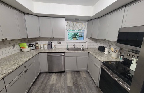 State College Casa | Modern. 5 min to Penn State Breakfast included, King bed, Game Room! Toftrees