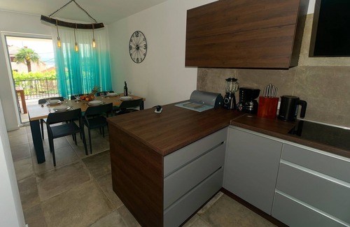 Vantacici Villa | Moderna villa de 5 * con piscina, a solo 70 metros de la playa.