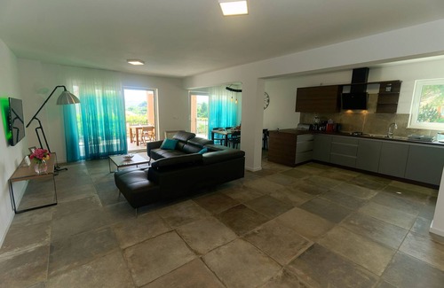 Vantacici Villa | Moderna villa de 5 * con piscina, a solo 70 metros de la playa.