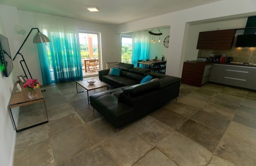 Vantacici Villa | Moderna villa de 5 * con piscina, a solo 70 metros de la playa.