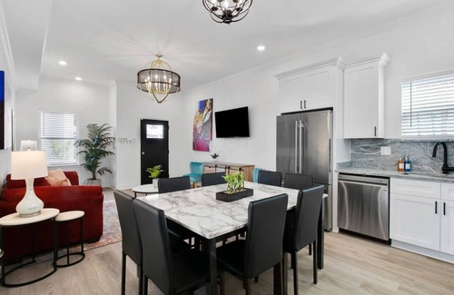 Tulane - Gravier Casa | Modern 5BR/5BA Escape | Near FQ & Private Parking