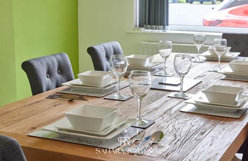 Blyth Casa | Modern 5BR Contractor Stay - Family & Business - Parking
