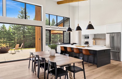 Ronald Casa | Modern 5BR Mountain Retreat with Hot Tub, Game Room & Scenic Views