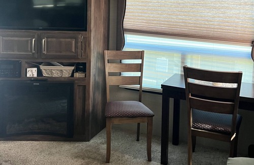 Gilbert Alquiler De RV | Modern 5th Wheel Camper in Siesta Cove Campground