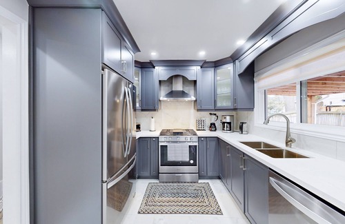 Clarkson-Lorne Park Casa | Modern 6 Bedroom/3 Bath Pool Home Near the Lake