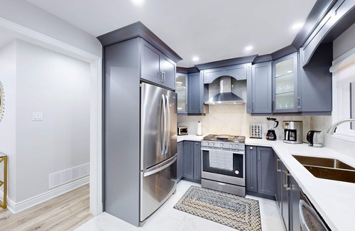Clarkson-Lorne Park Casa | Modern 6 Bedroom/3 Bath Pool Home Near the Lake