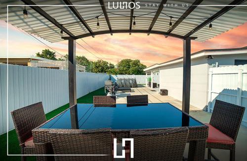 Coral Terrace Casa | Modern 6 bedroom home with Pool and BBQ in Miami L34