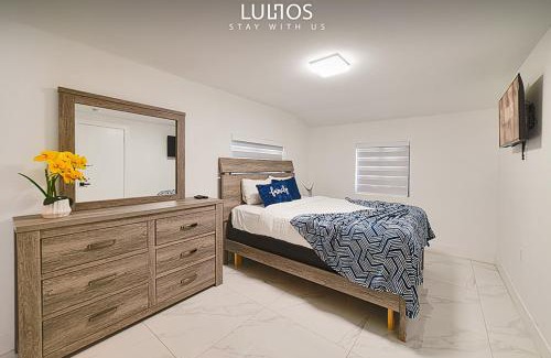 Coral Terrace Casa | Modern 6 bedroom home with Pool and BBQ in Miami L34