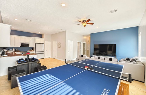 Northeast Houston Casa | Modern 6 Bedroom House with Tons of Games, BBQ, 2 85" TVs and Surround Sound!