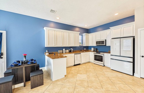 Northeast Houston Casa | Modern 6 Bedroom House with Tons of Games, BBQ, 2 85" TVs and Surround Sound!