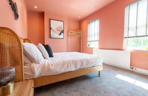 Caerleon Casa | Modern 6 Person Cosy Cottage in Historical Newport