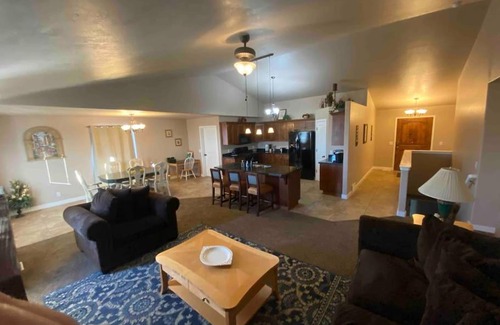 Tooele Casa | Modern 7 bedroom 4 bathroom home Tooele 16 Guests