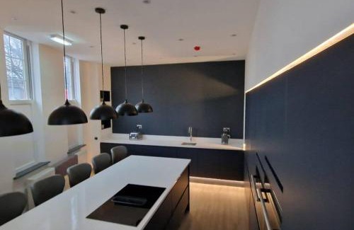 Bordesley Casa | Modern 7-BR Retreat All Ensuite