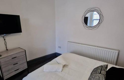 Bordesley Casa | Modern 7-BR Retreat All Ensuite
