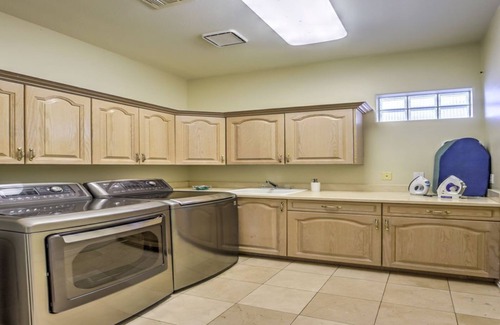 Spring Valley Villa | VILLA MODERNA 7000sf, Cancha privada de baloncesto / tenis