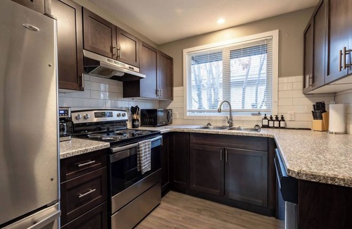 Regina Casa | Modern | 75" 4KTV & Wii | Fire Pit | Standing Desk Dual Monitors | 3 min to RCMP
