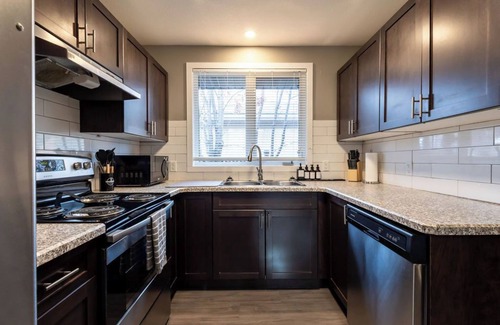 Regina Casa | Modern | 75" 4KTV & Wii | Fire Pit | Standing Desk Dual Monitors | 3 min to RCMP