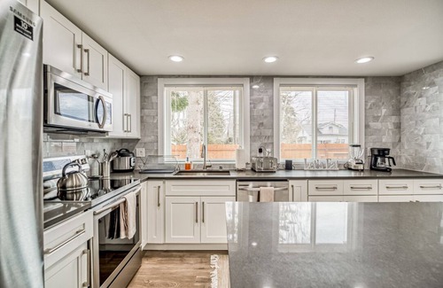 Eastside Casa | Modern 8 BR duplex in Tacoma! -Both sides included