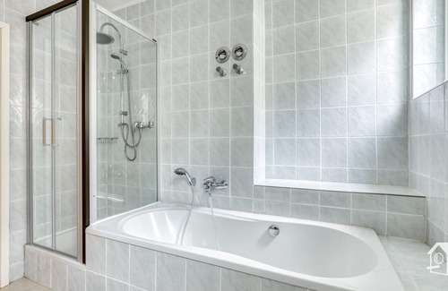 Saalfelder Hoehe Apartamento | moderna 85 m2 Apartamento en casa muy bien recientemente renovado CE