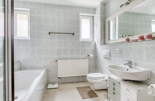 Saalfelder Hoehe Apartamento | moderna 85 m2 Apartamento en casa muy bien recientemente renovado CE