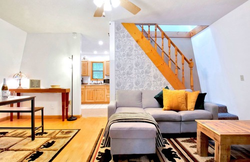 Young Harris Cabina | Modern A-Frame in Blairsville - Indoor Hot Tub & Firepit