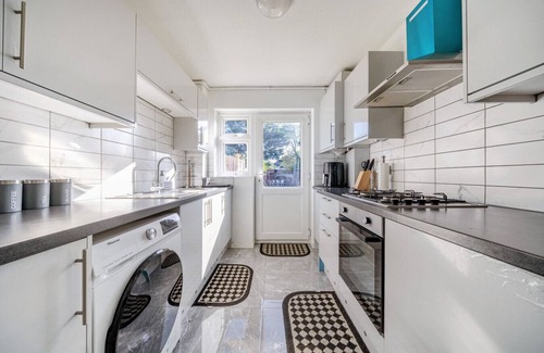 Abbey Wood Casa | Modern Abbeywood home with garden & parking