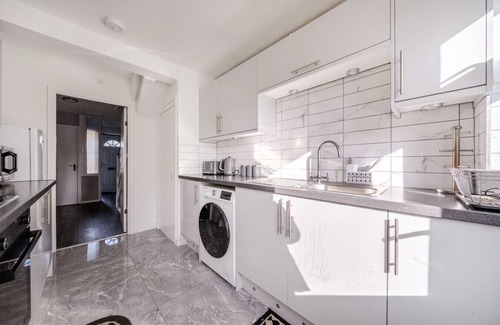 Abbey Wood Casa | Modern Abbeywood home with garden & parking