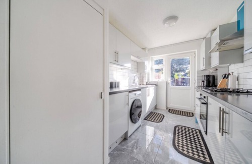 Abbey Wood Casa | Modern Abbeywood home with garden & parking