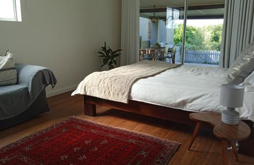 Plettenberg Bay Apartamento | Modern affordable outdoor OASIS with solar energy