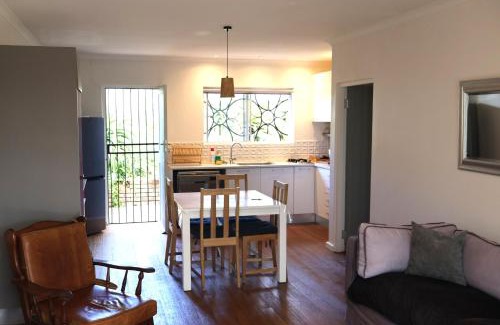 Plettenberg Bay Apartamento | Modern affordable outdoor OASIS with solar energy