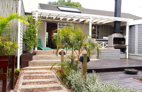 Plettenberg Bay Apartamento | Modern affordable outdoor OASIS with solar energy